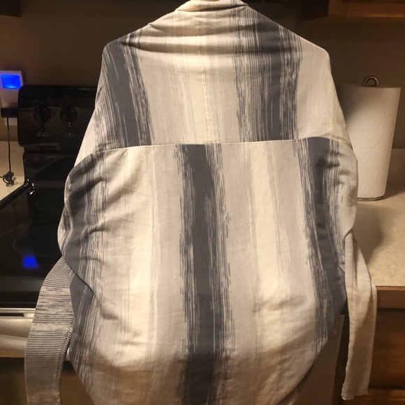 SOLD-Women’s Carrie Underwood Shawl/Wrap - Picture 4 of 4